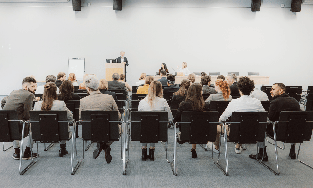 groupe assis assemblée générale discussion